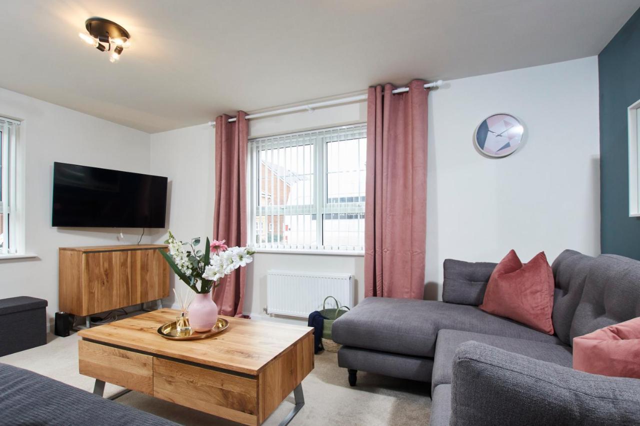 Superb 3Br House In Coventry Sleeps 9 W/Parking别墅 外观 照片